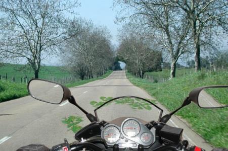 In this situation, where there are fallen leaves on the carriageway (faixa de rodagem), can the grip of the motorcycle I am riding be compromised?