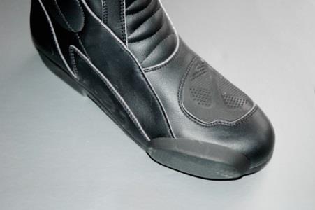 When riding a motorcycle, the boots used: