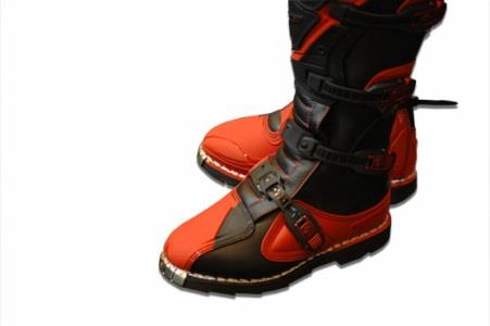 Should a motorcycle rider wear an abdominal belt (cinta abdominal)?