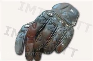 The gloves a motorcyclist should wear are essentially to protect him in the event of a fall.