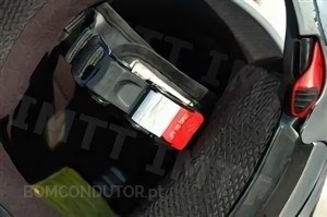 Should the comfort layer or lining of a good protective helmet (capacete de protecção) be able to absorb sweat from perspiration?