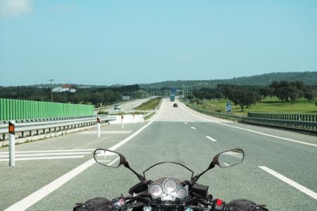 Should I use the left-hand lane on a motorway (auto-estrada)?