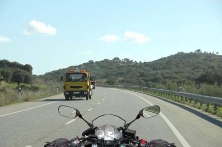 When riding on this public road, I know that I will only find grade-separated junctions (cruzamentos desnivelados). This statement is: