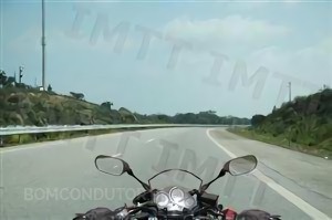 The lights that a motorcycle must have at the rear are:
