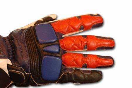 Wearing gloves contributes to the motorcyclist's active safety because they are protective equipment.