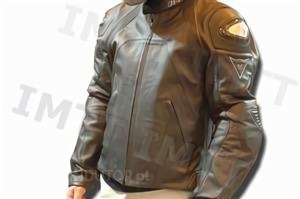 For his safety, a motorcycle rider should always wear a jacket with shoulder and elbow protection. Do you agree with this statement?
