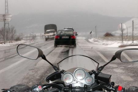 The presence of water on the road promotes aquaplaning (hidroplanagem).