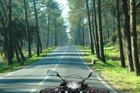 How should I proceed when approaching a crest (lomba)?