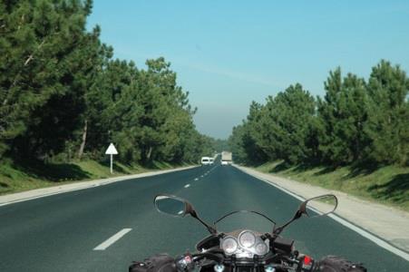 A motorcyclist's gloves should be as strong as possible, even if they slightly hinder the control of the motorcycle's controls. Do you agree with this statement?